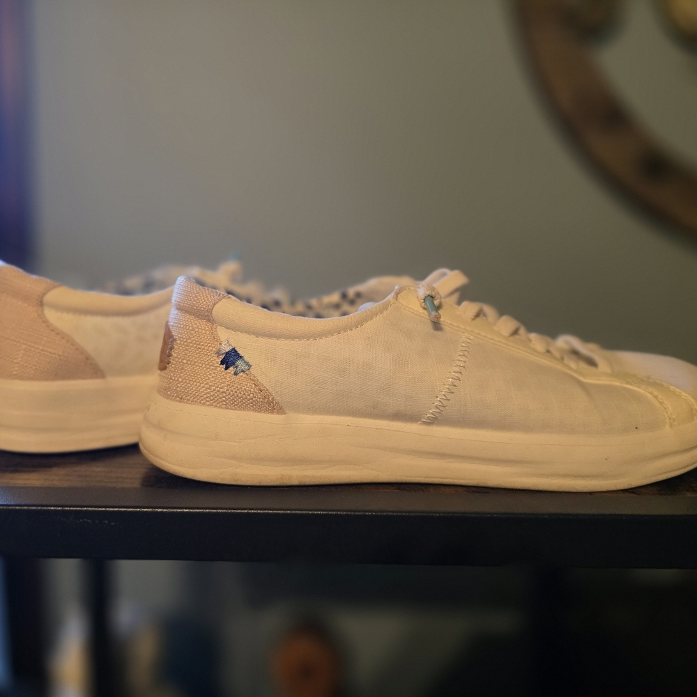 Woman's Hey Dudes Size 8